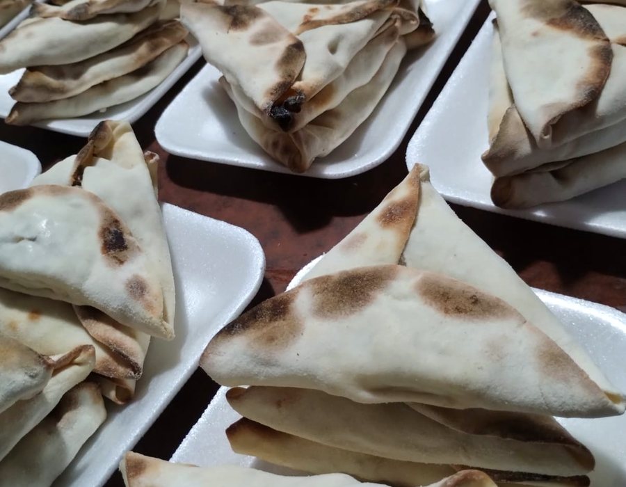 Empanadas árabes listas en bandejas
