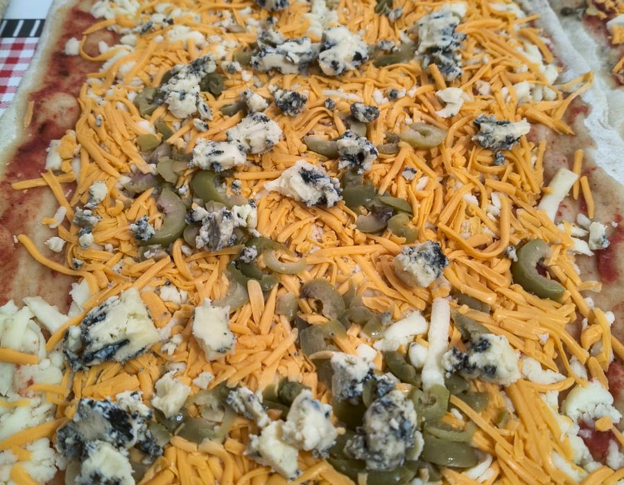 Pizza especial con quesos y aceitunas
