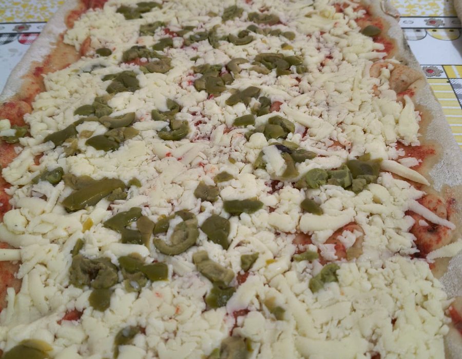 Prepizzas artesanales con muzzarella y aceitunas